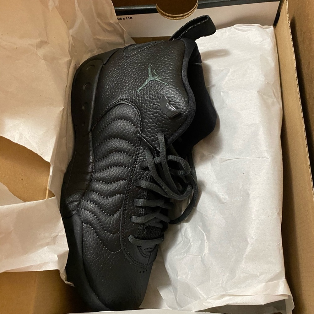 Size 6 boys jordons in box never worn brand new